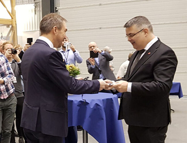 Olje- og energiminister Kjell-Børge Freiberg mottok rapporten ”Effekter av energiforskningen” fra avdelingsdirektør Rune Volla i Forskningsrådet hos SINTEF i Trondheim 18. januar.  Foto: Arild Gustavsen