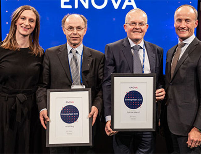 Fra venstre.: Prisutdeler Anna Barnwell fra Enova, Alf Tore Haug (Elkem), Hans Even Helgerud (Norsk Energi) og adm.dir. i Enova, Nils Kristian Nakstad. Foto: Enova/Berre