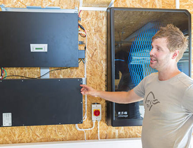 Batteribankene til Magnus Vågen inneholder gjenbrukte Nissan Leaf batterier. Foto: Eaton