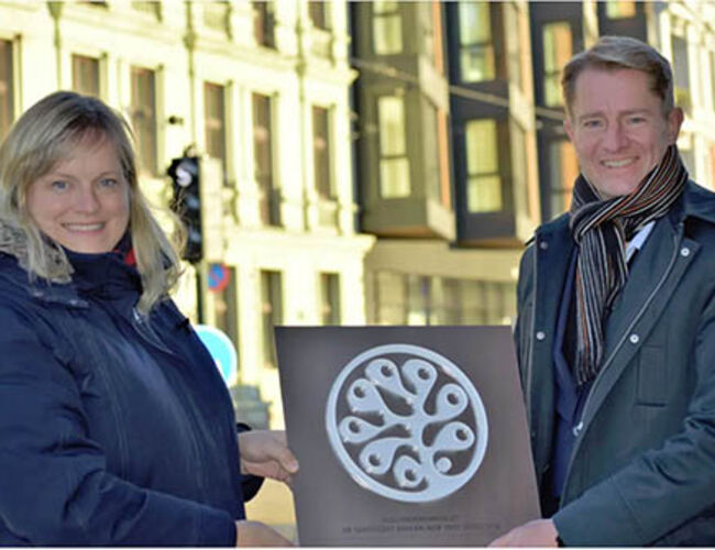 Sertifiseringssjef i Grønn Byggallianse, Viel Sørensen, og prosjektsjef i Bane Nor Eiendom, Sven Kruse-Jensen, utenfor Hollenderkvartalet. Foto: Siri Dobloug
