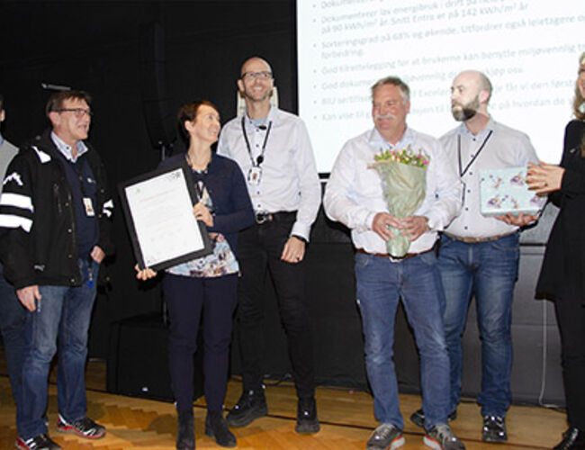 ”Årets grønne driftsteam 2018” ble Team Oslo Sentrum, Entra ASA. Her avbildet under prisutdelingen. Fra venstre: Lars Espen Kverne, Geir Thune, Kathrine Rønsen Vanem, Harald Andre Knutsen, Odd Hellum og Nicholas Vogt. Helt til høyre prisutdeler og styreleder i Grønn Byggallianse, Hege Schøyen Dillner. Foto: Tekniske Nyheter