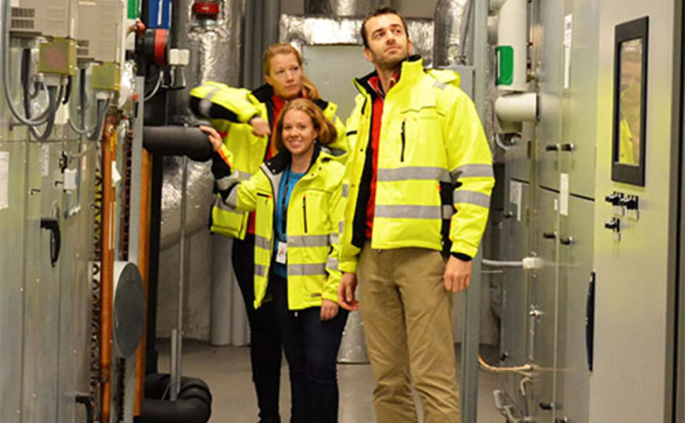 Rita N. Barkholm (bak), Marthe Bjerkåsholmen og Norbert Zawadka leter etter energityver på Fyrstikkalleen skole i Oslo. Foto: Undervisningsbygg