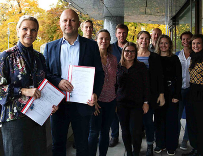 Administrerende direktør i Boligbygg, Marit J. Leganger, sammen med Torfinn Lysfjord i ÅF Advansia og de øvrige involverte i prosjektet. Foto: Boligbygg