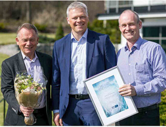 Fornøyde: Operational Excellence, Kai Johansen (t.h.) og økonomidirektør Jørn Jacobsen (t.v.) i Glencore Nikkelverk mottok prisen på vegne av alle de ansatte. I midten adm. dir. i LOS Energy, Atle Knudsen. Foto: Los Energy