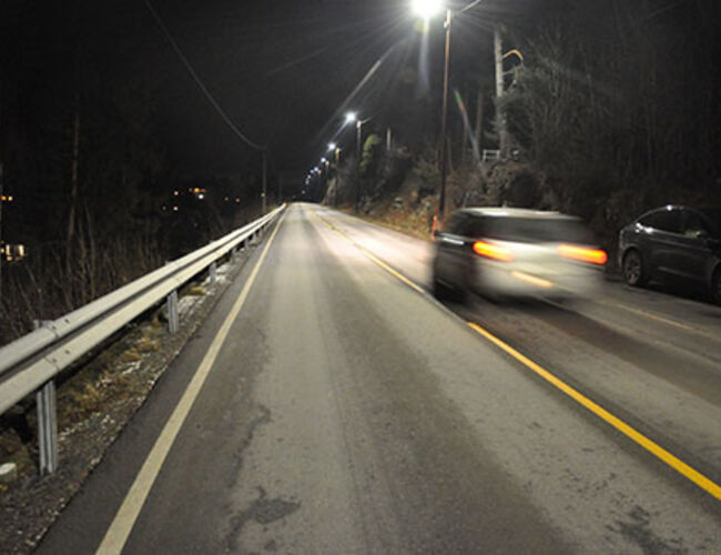 Fullt lys når bilen kjører forbi. Foto: Kjell Wold