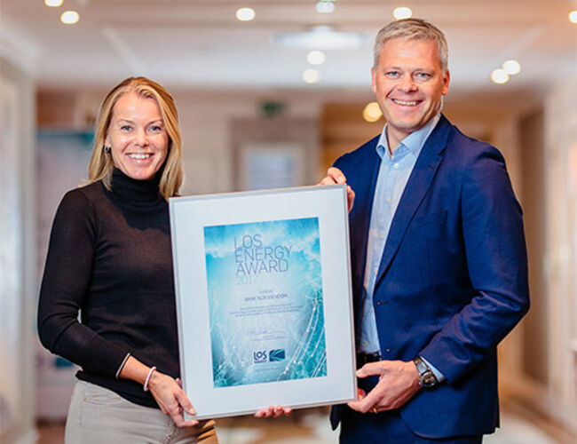 Seksjonssjef for miljø, teknikk og sikkerhet i Bane NOR Eiendom, Lise Kristin Sunsby, fikk overbrakt LOS Energy Award fra direktør i LOS Energy og juryformann, Atle Knudsen. Foto: Geir Anders Rybakken Ørslien<u></u>