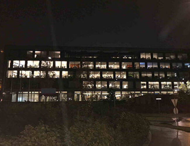 Klokken ti om kvelden var så og si alt lyset på i dette Breeam Excellent-bygget.  Foto: Grønn Byggallianse