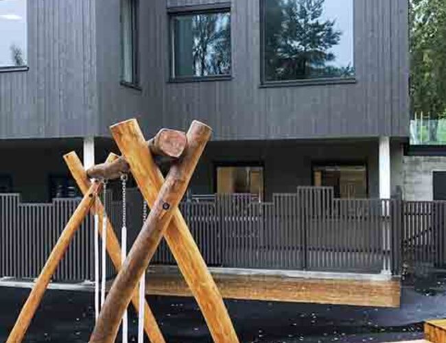 Haugenstien barnehage er en fireavdelings barnehage, tegnet av Enerhaugen arkitektkontor AS med HENT som entreprenør. Bygget har 290 m² solceller som vil produsere rundt 40 000 kWh/år. Barnehagen er et plusshus, og oppnådde BREEAM-karakteren ”Excellent”, som er enda bedre enn målsettingen om ”VeryGood”.
