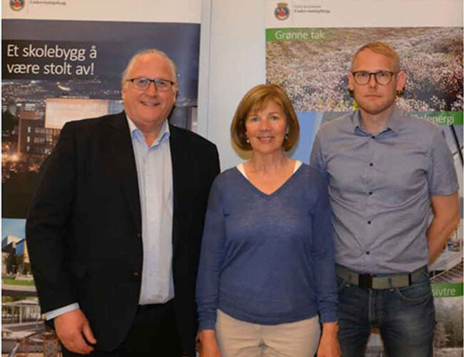 Øyvind Ludvigsen fra Cebyc, Rigmor Hansen, administrerende direktør i Undervisningsbygg, og Stian Østevik, energi- og miljøingeniør i Undervisingsbygg.Foto: Undervisningsbygg