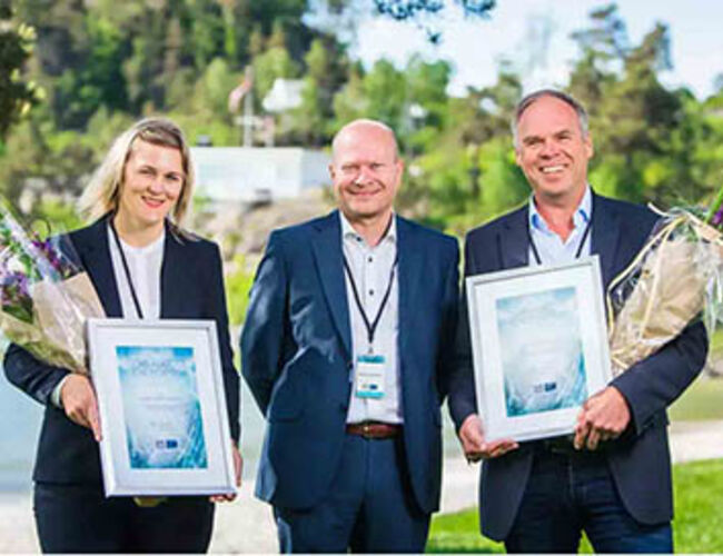 LOS Energy har kåret Eramet Norway Kvinesdal til Sørlandets smarteste strømbruker i kategorien bedrift. Kristiansand kommune er kåret til landsdelens smarteste offentlige strømbruker. Fra venstre på bildet Stine Skagestad fra Eramet Norway Kvinesdal, prisutdeler Harald Steinsholt fra LOS Energy og Hans-Christian Gram fra Kristiansand kommune. Foto: Los Energy