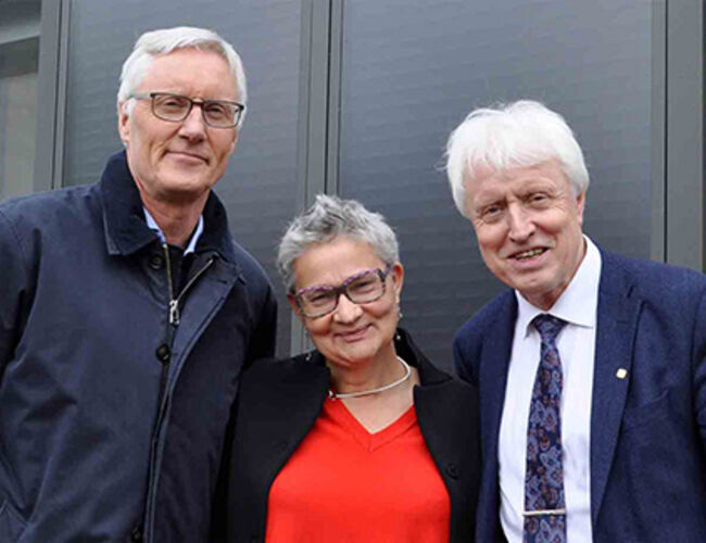Ståle Brovold (Veidekke), Hanne Rønneberg (SINTEF) og Ingvald Strømmen (NTNU) ser fram til et godt samspill i utviklingen av ZEB Flexible Lab. Foto: ZEB
