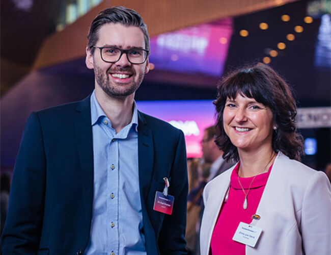 Markedssjef Ole Aksel Sivertsen i Enova og prosjektleder Emma Otervik i Forsvarsbyggs energiledelsesprogram, under Enovakonferansen 2017. Foto: Enova