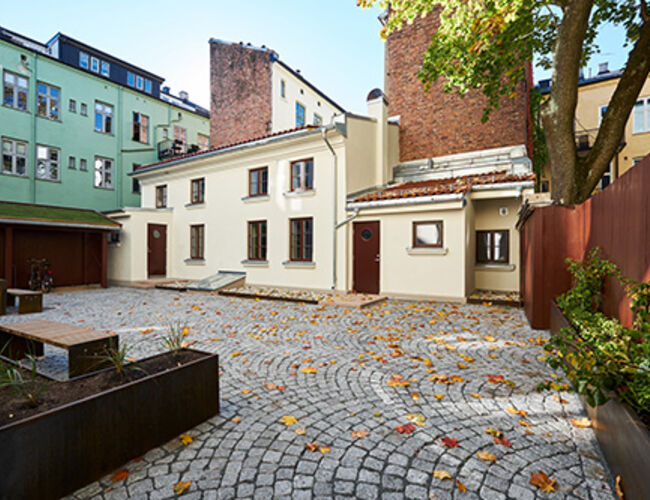 Slik ser den nylig rehabiliterte murbygningen og bakgården ut i dag. Foto: Eivind Røhne/Boligbygg Oslo KF