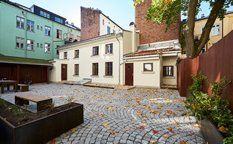 Slik ser den nylig rehabiliterte murbygningen og bakgården ut i dag. Foto: Eivind Røhne/Boligbygg Oslo KF