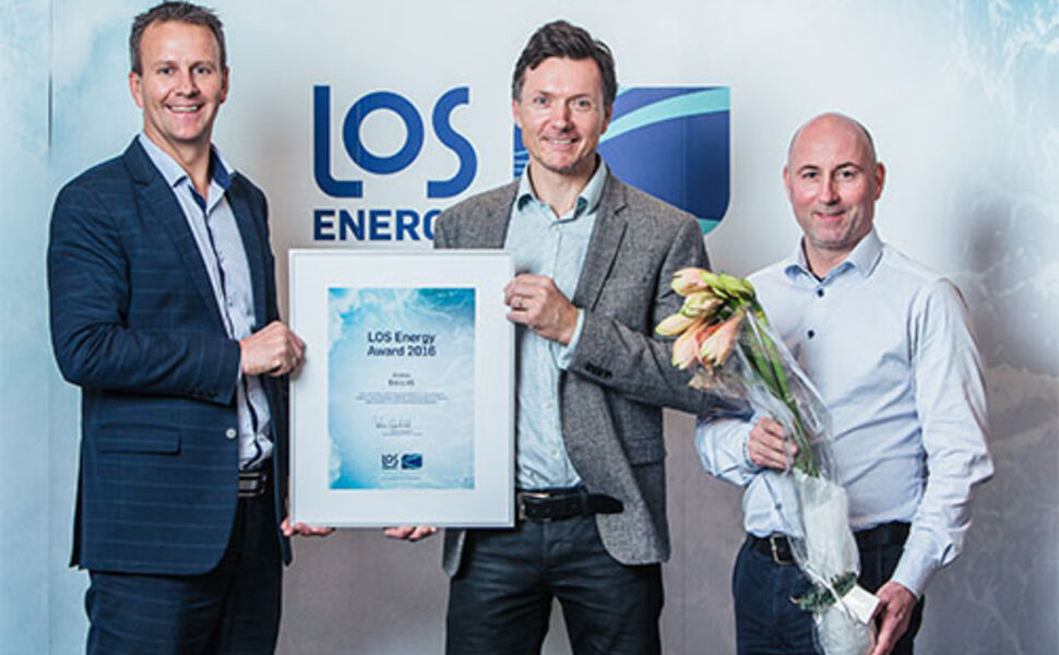  Anders Gaudestad fra LOS AS gratulerer Trond Simonsen og Glenn Thomas Gustavsen fra Entra med seieren i LOS Energy Award. Foto: Geir Anders Rybakken Ørslien