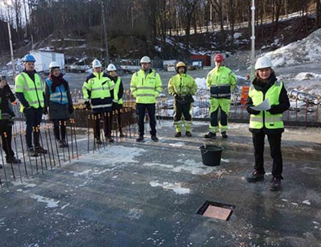 Fra grunnsteinnedleggelsen for Holmen svømmehall. Ordfører Lene Conradi taler. Foto: Enova