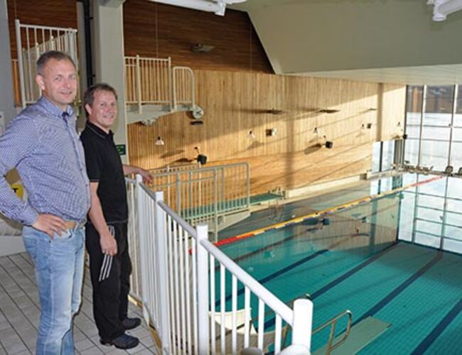 Atle Homme, daglig leder ved Sørlandsbadet i Lyngdal, til venstre, og teknisk leder Børge Sundnes. Foto: LOS