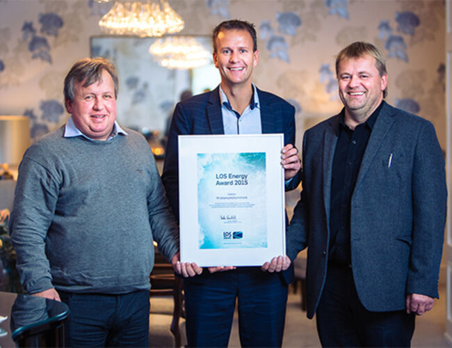 Energiforvalter Yngvar Einarsmo (til venstre) og prosjektleder Rune Rosseland mottok prisen på vegne av Kristiansand kommune. I midten Anders Gaudestad, administrerende direktør i LOS AS. Foto: Geir Anders Rybakken Ørslien<br /><br />