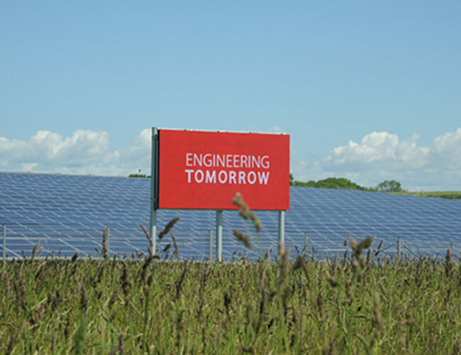 Solcelleparken ved Danfoss´ hovedkontor, ved Nordborg i Danmark, består av 9 300 solpaneler som er plassert på et 30 000 kvadratmeter stort areal. I 2014 produserte anlegget 2,2 GWh. Foto: Danfoss<br />