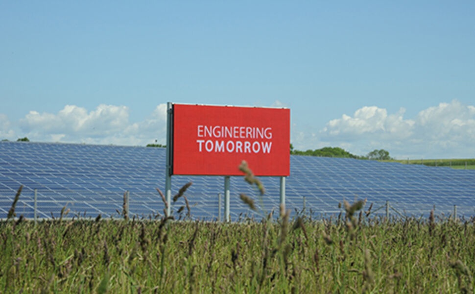 Solcelleparken ved Danfoss´ hovedkontor, ved Nordborg i Danmark, består av 9 300 solpaneler som er plassert på et 30 000 kvadratmeter stort areal. I 2014 produserte anlegget 2,2 GWh. Foto: Danfoss<br />