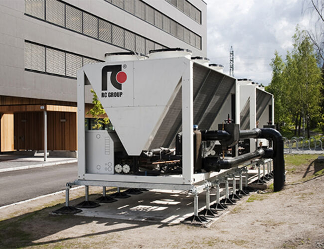Luft/vann-varmepumpene som leverer varme og kjøling til GK-bygget. De har en samlet kjøleffekt på 520 kW og en samlet varmeeffekt på cirka 325 kW. Foto: Jan Lillehamre