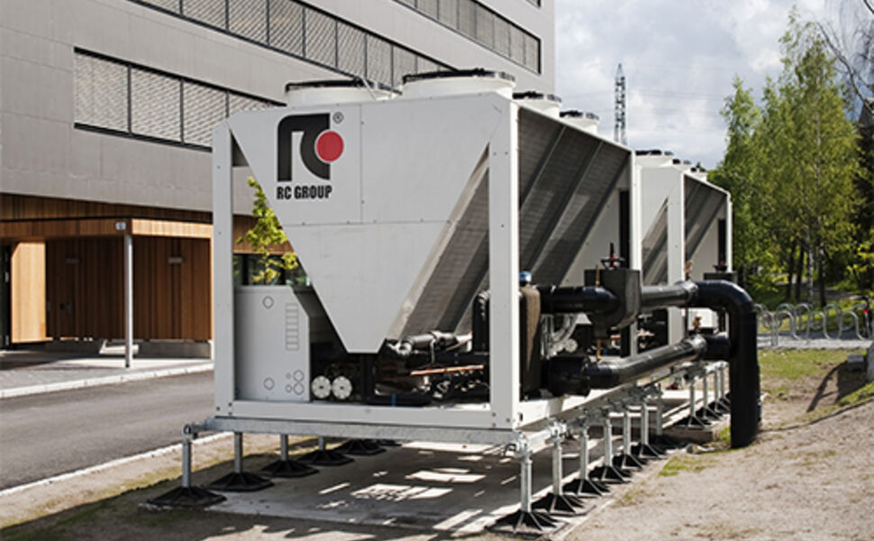 Luft/vann-varmepumpene som leverer varme og kjøling til GK-bygget. De har en samlet kjøleffekt på 520 kW og en samlet varmeeffekt på cirka 325 kW. Foto: Jan Lillehamre