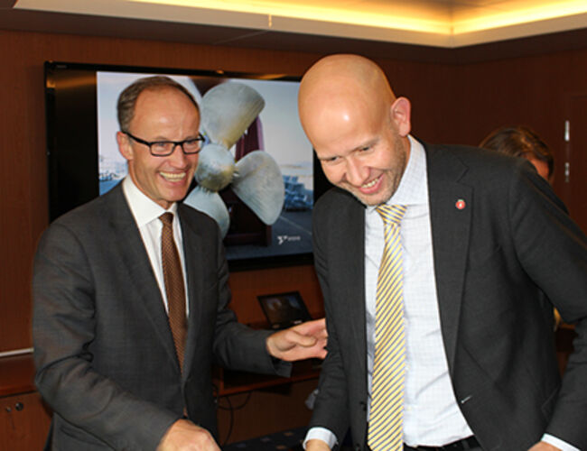 Både administrerende direktør Nils Kristian Nakstad i Enova og olje- og energiminister Tord Lien gleder seg over at Enovas transporttilbud nå er klart. Foto: Enova