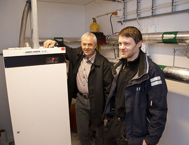 Enhetsleder på bygg og eiendom, Odd Steindal til venstre og byggdrifter Peder Østerholt i Lillesand kommune. Foto: Los Energy