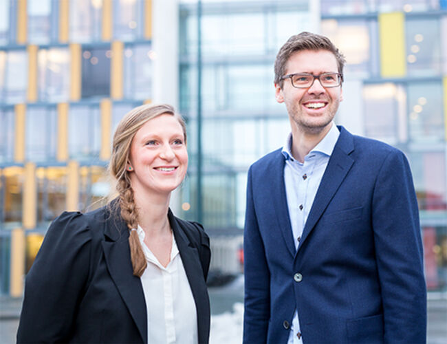 Fungerende markedssjef for yrkesbygg, Ole Aksel Sivertsen og markedssjef for bolig i Enova, Anna Barnwell, vil ha flere og større energioppgraderinger av yrkesbygg, borettslag og sameier.  Foto: Enova