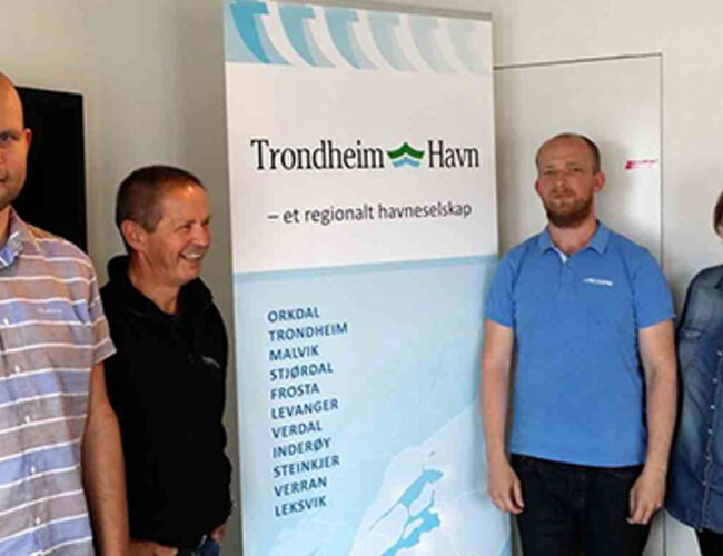Trondheim Havn er ivrige på å komme i gang med å optimalisere energi- og miljøstyringen i sine bygninger og anlegg. Fra venstre: Lars Nordmo og Terje Leraand (Trondheims Havn), Knut E. Landvik (Rejlers Norge) og Anita Bjørnbeth (Trondheims Havn). Foto: Rejlers