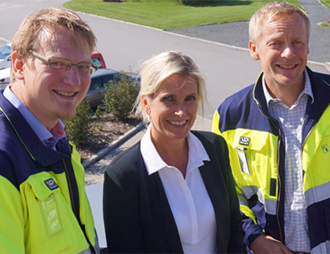 Borregaard fortsetter energieffektiviseringen. Prosjektleder David Grimsøen Vaaler (til venstre) og fabrikksjef Ole Gunnar Jakobsen sammen med markedsdirektør Audhild Kvam i Enova. Foto: Enova