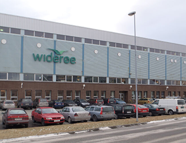 Investeringen er gjort i Widerøes hovedbase i Bodø. Schneider Electric har vært totalleverandør av avtalen og har installert tiltak som overvåker, styrer og forbedrer ventilasjon, elektro, kjøling, varme, varmepumper og IT-systemer.