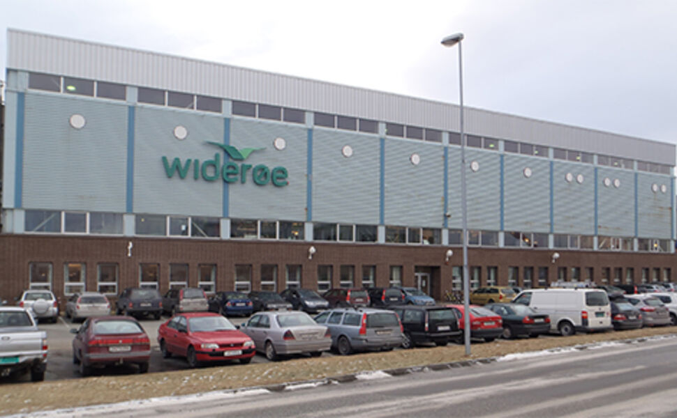 Investeringen er gjort i Widerøes hovedbase i Bodø. Schneider Electric har vært totalleverandør av avtalen og har installert tiltak som overvåker, styrer og forbedrer ventilasjon, elektro, kjøling, varme, varmepumper og IT-systemer.