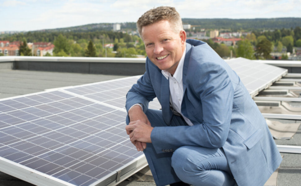 Runar Hansesætre, Country President i Schneider Electric på taket til det nye miljøbygget på Ryen i Oslo. I bakgrunnen ser vi solcellepanelene, som har en effekt på 15 kW. Foto: Schneider Electric