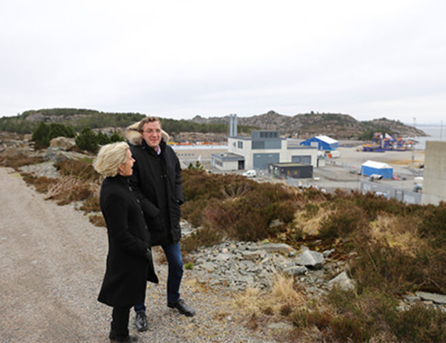 Markedsdirektør i Enova, Audhild Kvam sammen med administrerende direktør i Enpro, Christian Theiste på Kollsnes. Foto: Enova