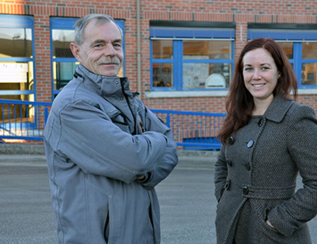 Fra venstre: Terje Kvello som koordinerer vaktmestertjensten i Jevnaker kommune og Kristin Molstad som er klimapådriver i Gran, Lunner og Jevnaker kommune. Foto: Jevnaker kommune