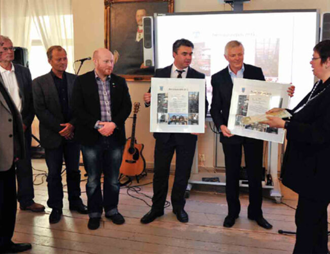 Fra overrekkelsen av ”Energispareprisen 2012”. Direktør på Rica Bakklandet Hotel, Arvid Vollan, og adm. direktør Sigfred Ekle i KLP Eiendom Trondheim (til høyre), mottok diplomer og plakett fra ordfører Rita Ottervik. På bildet er også fra venstre arkitekt Hans Petter Madsø i Madsø Sveen arkitekter AS, prosjektdirektør Leif Erik Fossum i KLP Eiendom, arkitekt Morten Nilsen i Madsø Sveen arkitekter AS samt teknisk sjef på hotellet Svein Arne Eggen. Foto: Carl-Erik Eriksson