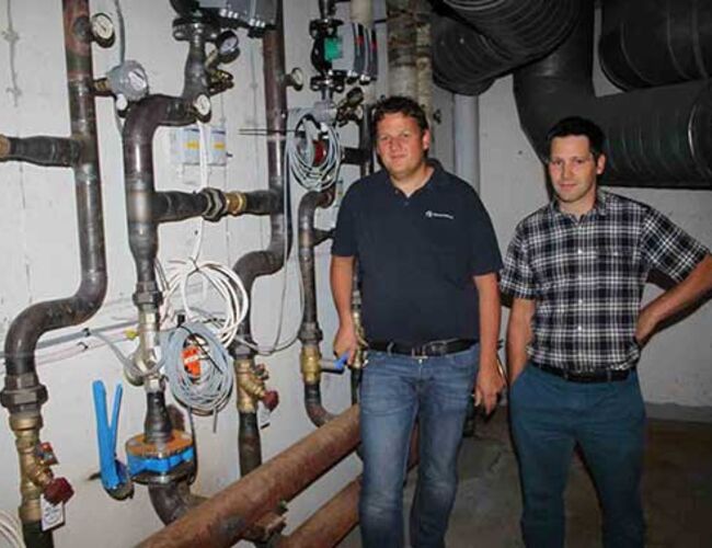 På bildet fra venstre, energileder Christian Borchgrevink Lund Andersen og tekniker Simon Tangen på sykehuset Telemark HF.   Foto: Jørn Ertsaas