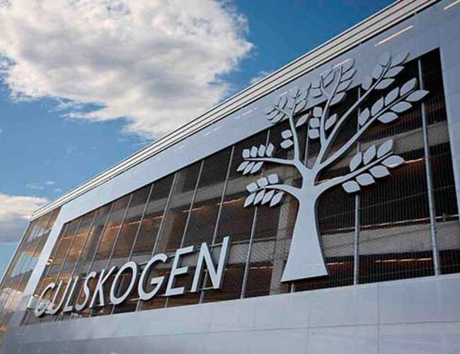 Bildet viser fasaden til parkeringshuset på Gulskogen Senter. Foto: Gulskogen Senter