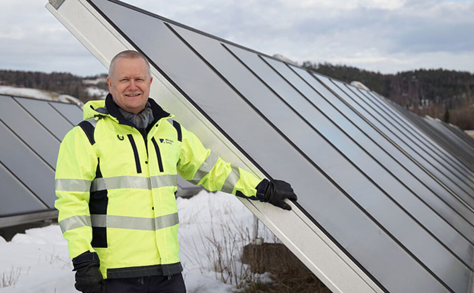 Konsernsjef Eskil Lunde Jensen ved solvarmeanlegget i Akershus EnergiPark. Foto: Akershus Energi