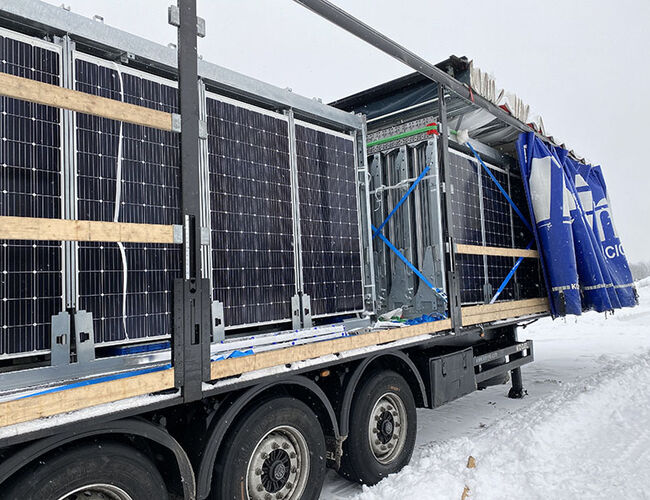 Solparken leveres i containere. Oppstår det endringer i bruken av disponibelt land, kan anlegget pakkes tilbake i containerene og flyttes til et nytt sted. Foto: ROAF