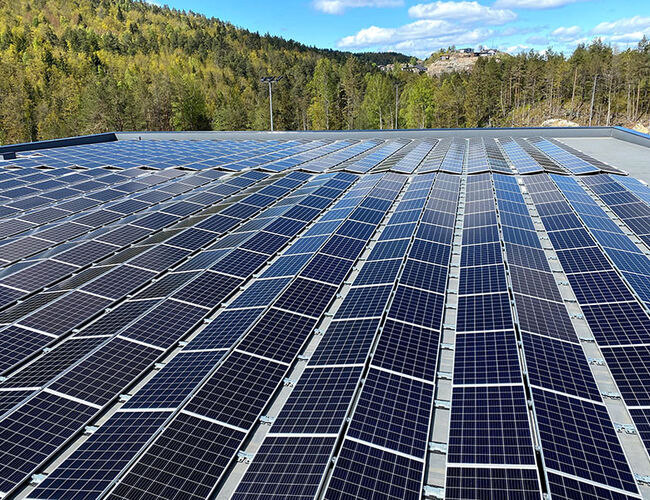 På Tvedestrand videregående skole er det montert 4 400 m2 med solceller. Foto: Agder fylkeskommune