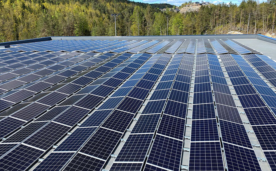 På Tvedestrand videregående skole er det montert 4 400 m2 med solceller. Foto: Agder fylkeskommune