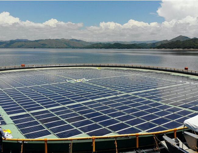 Bildet viser Ocean Suns flytende solkraftteknologi. Ocean Sun er den ledende aktøren i Norge innen flytende solenergi. Dette anlegget er installert på Magat Dam på Filippinene, og har en kapasitet på 220 kW. Foto: Børge Bjørneklett/Ocean Sun