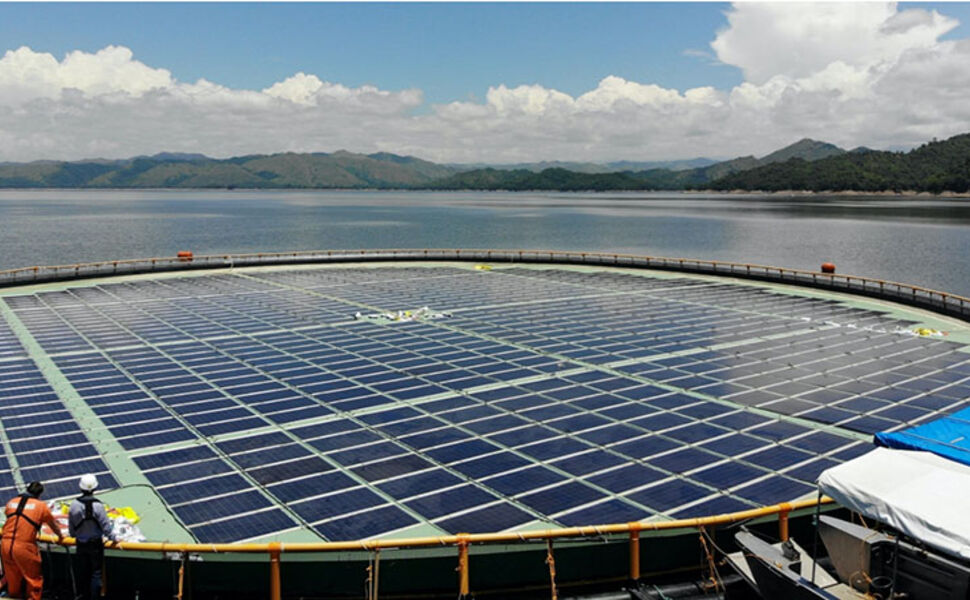 Bildet viser Ocean Suns flytende solkraftteknologi. Ocean Sun er den ledende aktøren i Norge innen flytende solenergi. Dette anlegget er installert på Magat Dam på Filippinene, og har en kapasitet på 220 kW. Foto: Børge Bjørneklett/Ocean Sun