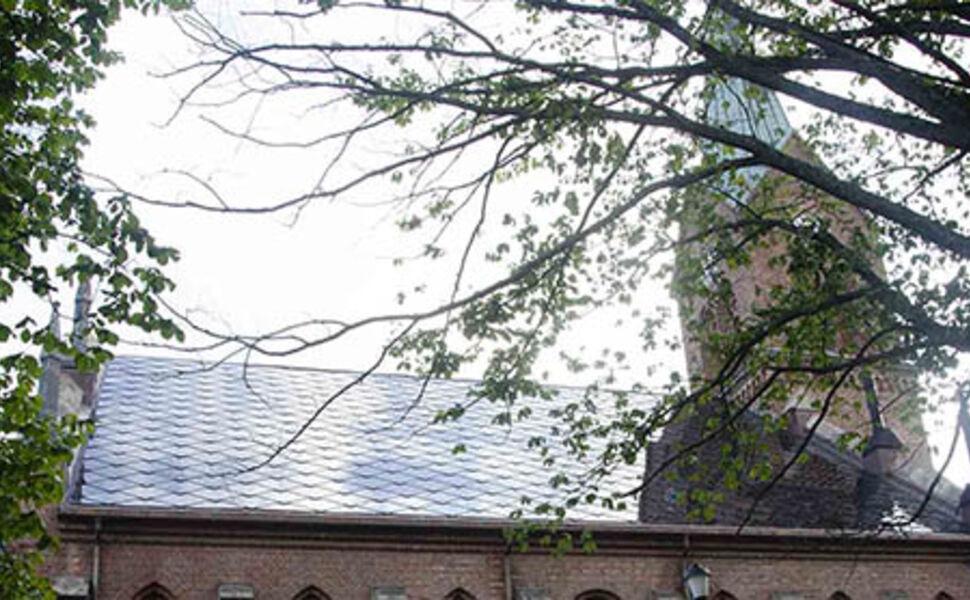 På taket mot nord er det på Sarpsborg kirke valgt å montere rene glassplater som ser ut som solceller. Foto: Tekniske Nyheter