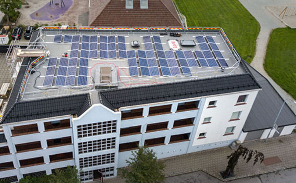 På taket av Solvang borettslag i Stavanger er det montert 66 solcellepaneler. Foto: Alise Lea Tiller/Bate boligbyggelag