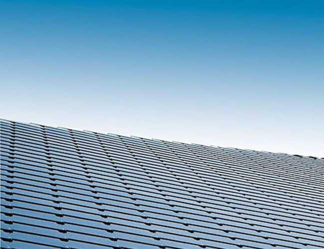 Solcelletakstein på tak - legges som tradisjonell skifer og lager energi like effektivt som vanlige solcellepaneler. Foto: Sunstyle
