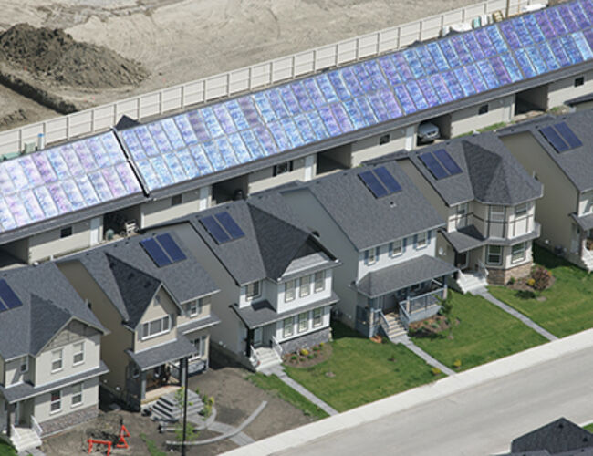 I Drake Landing Community i den canadiske provinsen Alberta lagrer de solenergi i bakken til vinterbruk. Nå planlegges det å gjøre det samme i Longyearbyen. I Canadaprosjektet er solfangere for varmeproduksjon plasserte på garasjetakene bak boligene. De to solfangerne som er plassert på hustakene, produserer varmt tappevann til hver enkelt bolig. Foto: DLSC