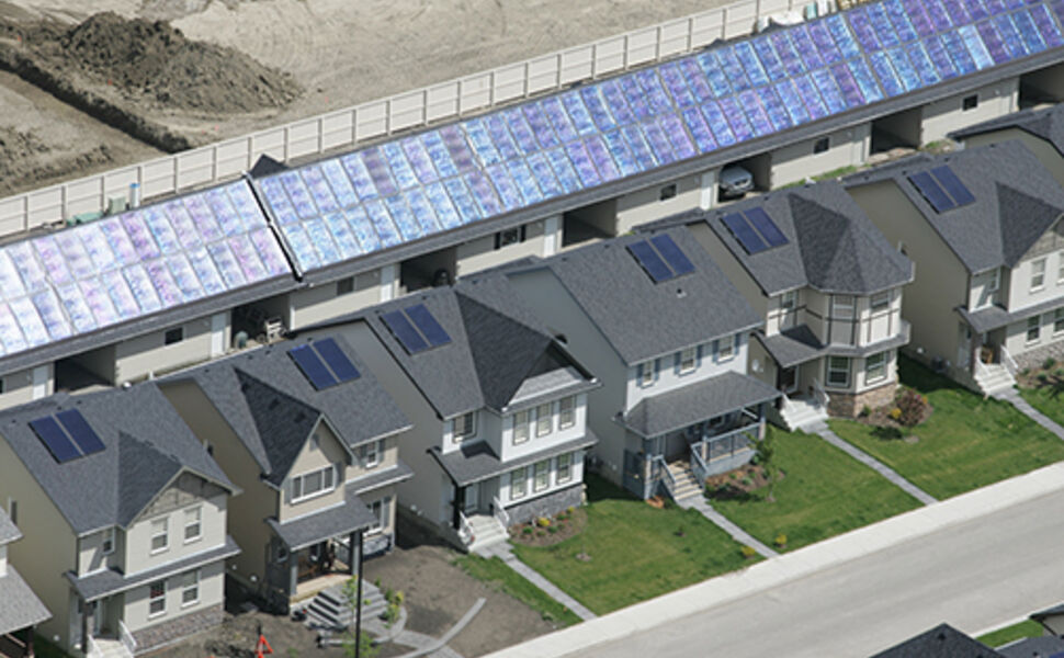 I Drake Landing Community i den canadiske provinsen Alberta lagrer de solenergi i bakken til vinterbruk. Nå planlegges det å gjøre det samme i Longyearbyen. I Canadaprosjektet er solfangere for varmeproduksjon plasserte på garasjetakene bak boligene. De to solfangerne som er plassert på hustakene, produserer varmt tappevann til hver enkelt bolig. Foto: DLSC